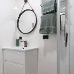 Freeman-4b двоповерховий з кухнею, альтанкою, грилем 6місний Villa
