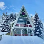 Freeman-4b двоповерховий з кухнею, альтанкою, грилем 6місний