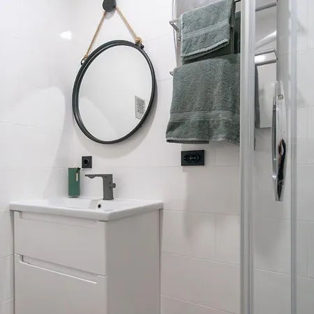 Freeman-4b - двоповерховий у з альтанкою та грилем для 6 гостей Вилла