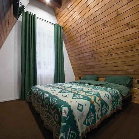 Freeman-4b - двоповерховий у з альтанкою та грилем для 6 гостей *