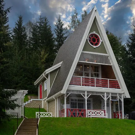 Freeman-4b - двоповерховий у з альтанкою та грилем для 6 гостей Villa