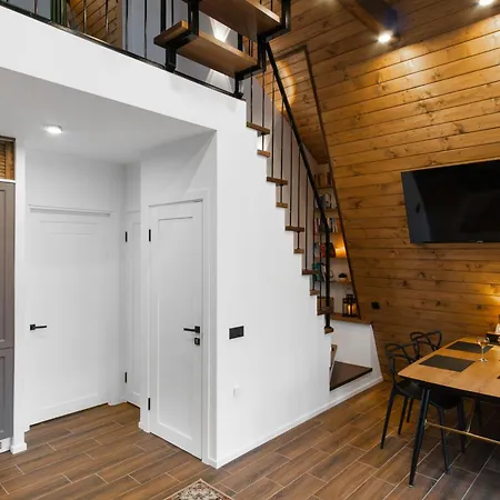 Freeman-4b - двоповерховий у з альтанкою та грилем для 6 гостей *