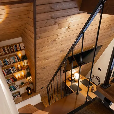 Freeman-4b - двоповерховий у з альтанкою та грилем для 6 гостей