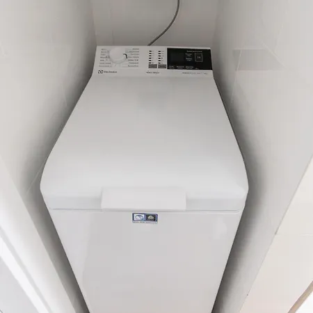 Freeman-4b - двоповерховий у з альтанкою та грилем для 6 гостей *