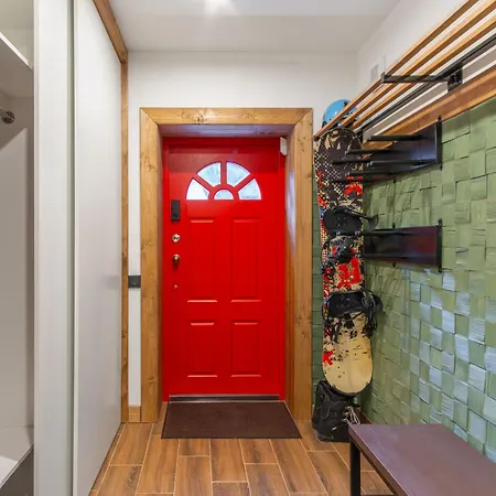 Freeman-4b - двоповерховий у з альтанкою та грилем для 6 гостей *